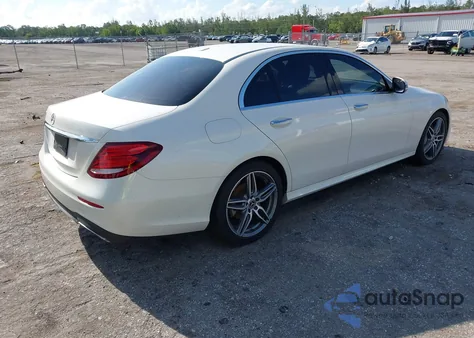 2020 Mercedes-Benz E 350 z USA, uszkodzony, nr VIN WDDZF8DB4LA742910